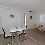Anda *